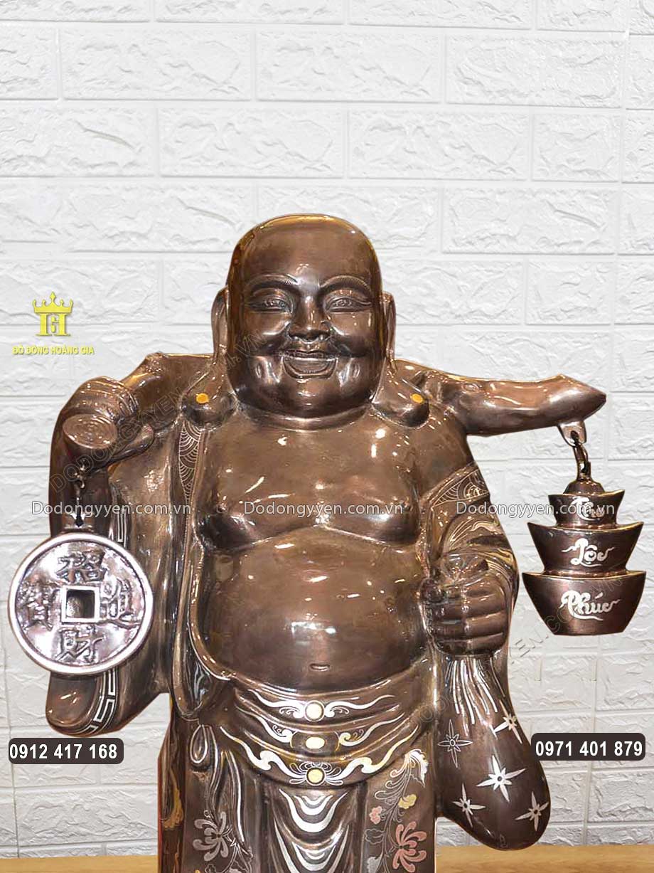 Gương mặt hoan hỉ với nụ cười lu&ocirc;n nở tr&ecirc;n m&ocirc;i được chạm khắc sắc n&eacute;t, sinh động